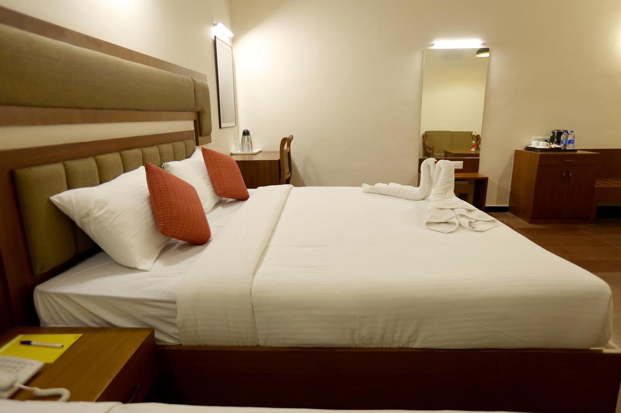 Breeze Residency Hotel Tiruchirappalli Bagian luar foto