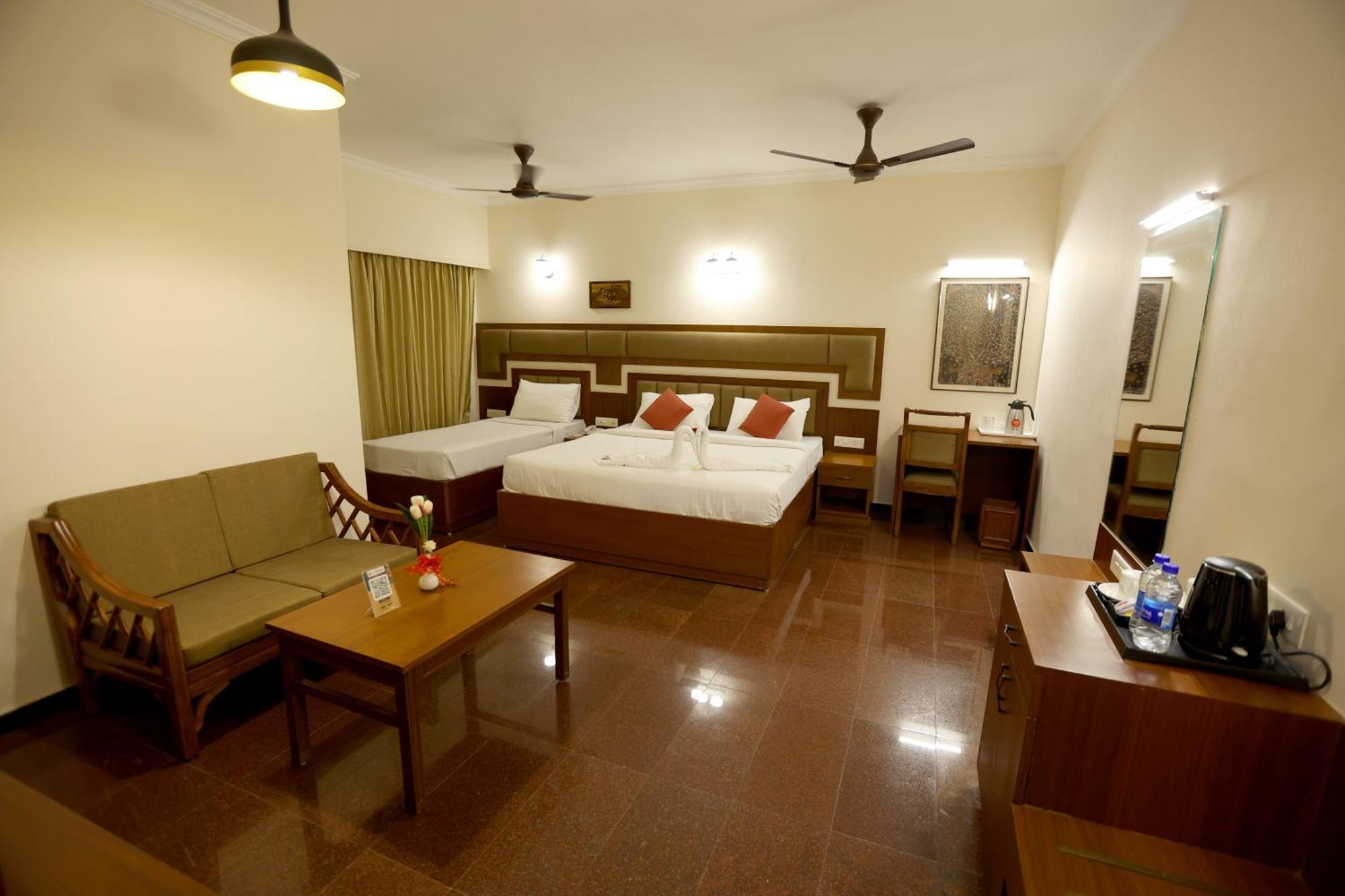 Breeze Residency Hotel Tiruchirappalli Bagian luar foto