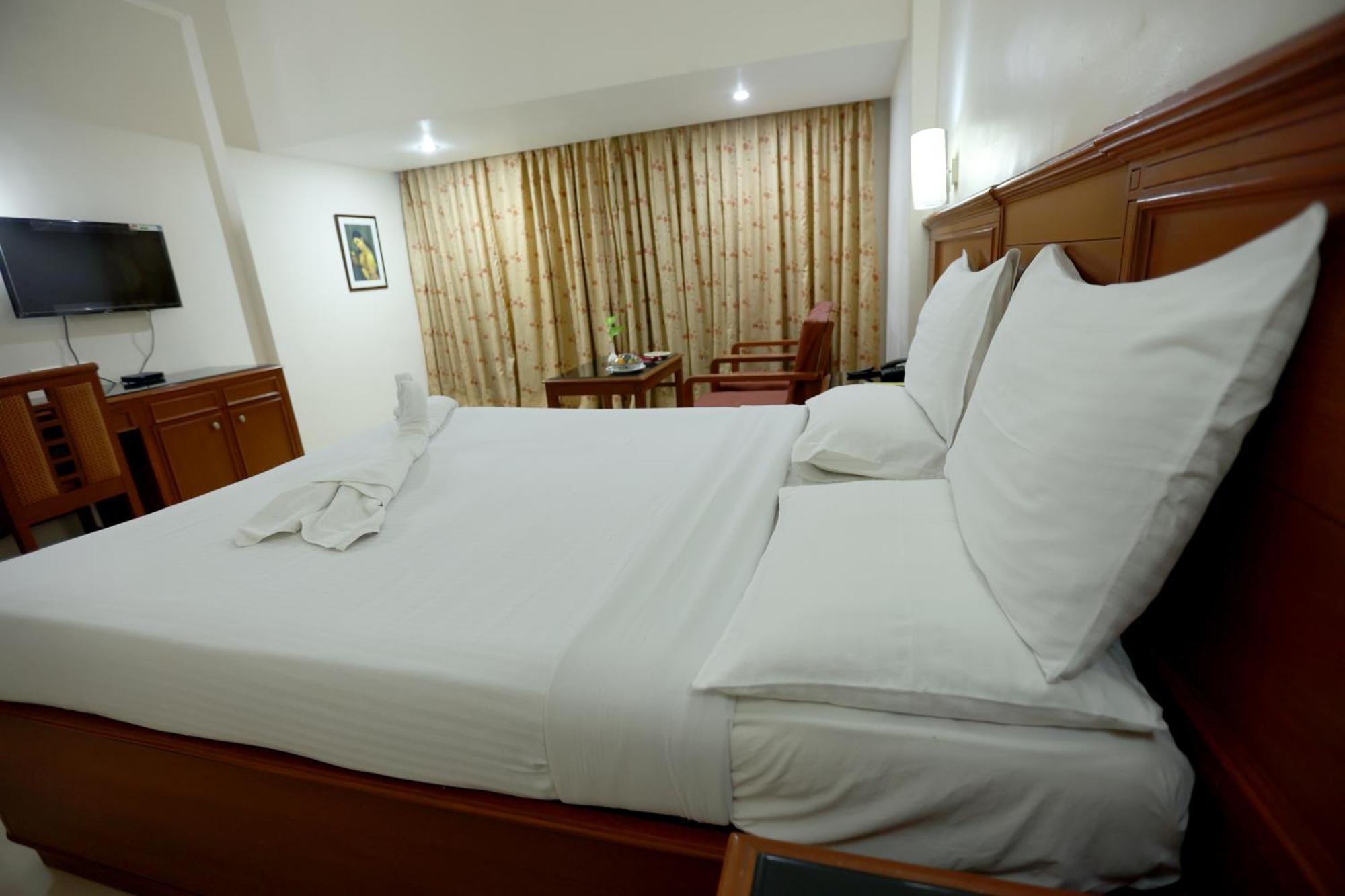 Breeze Residency Hotel Tiruchirappalli Bagian luar foto