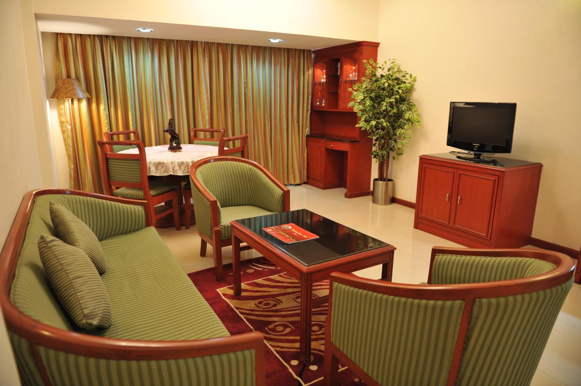 Breeze Residency Hotel Tiruchirappalli Bagian luar foto